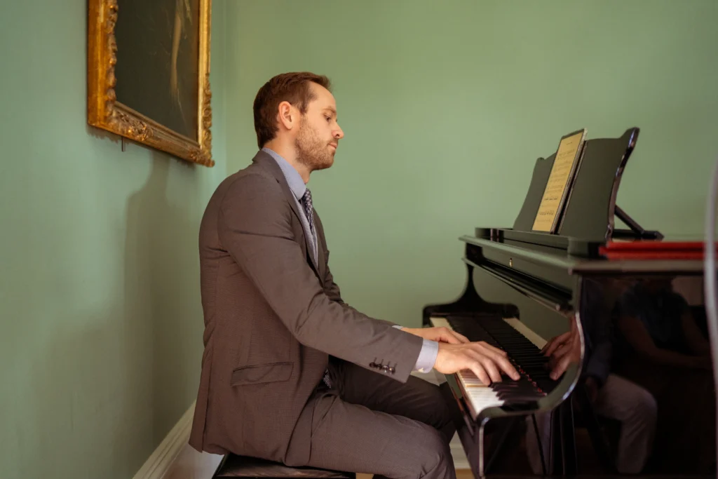 Pianist spielt auf Hochzeiten und anderen Feiern