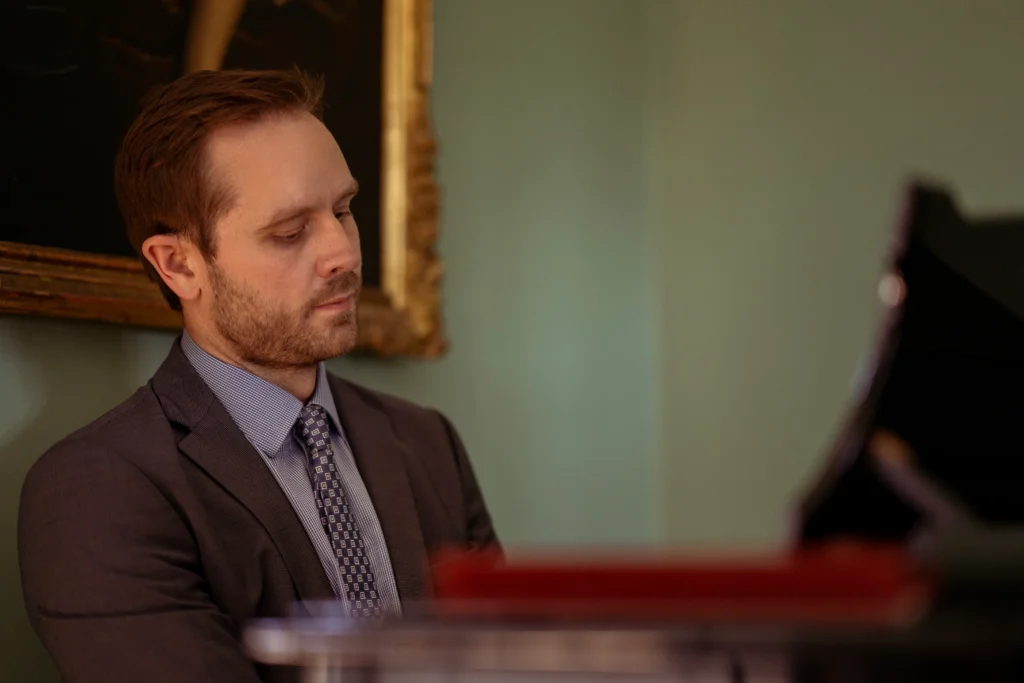 Pianist spielt auf Hochzeiten und anderen Feiern