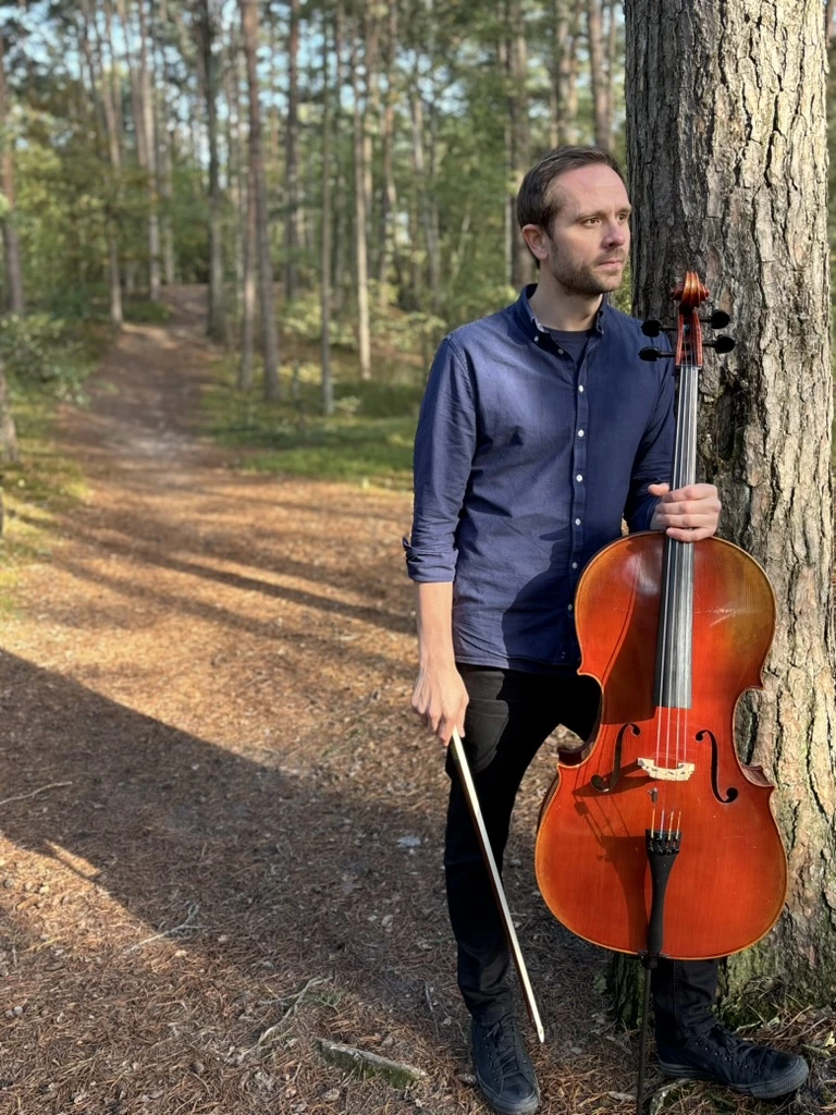 Cellist spielt auf Hochzeiten und anderen Anlässen