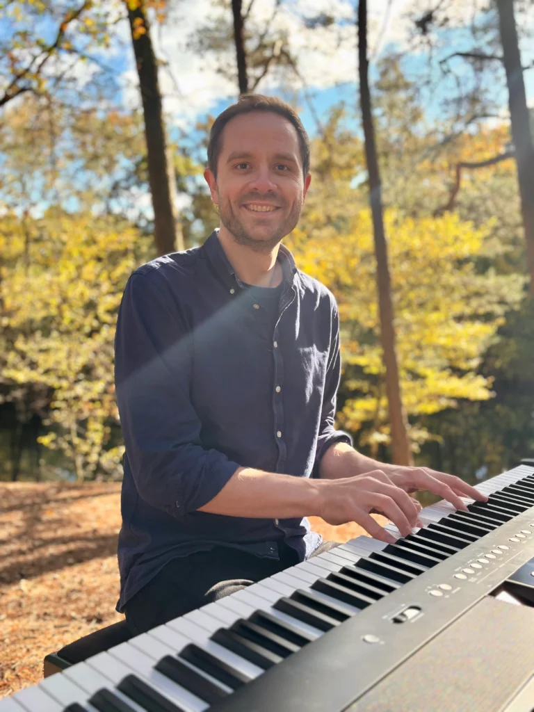 Maik Friesen spielt Klavier